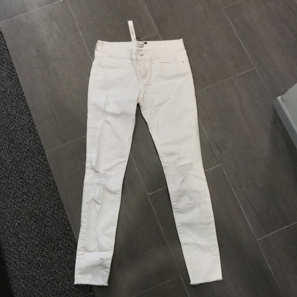 Distressed White Skinny Jeans 🌻